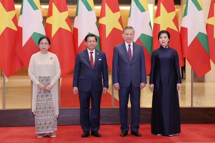  Tổng Bí thư, Chủ tịch nước Tô Lâm và Phu nhân cùng Tổng thống Myanmar Min Aung Hlaing và Phu nhân chụp ảnh chung trước khi tiến hành hội đàm, sáng 5-9. Ảnh: QUANG PHÚC 