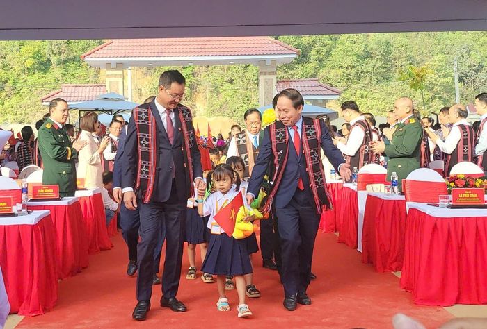 Các đồng chí lãnh đạo cùng các em học sinh miền núi Tây Giang bước vào lễ khai giảng. Ảnh: XUÂN QUỲNH 