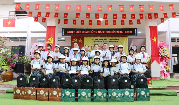  Những suất quà tặng mang từ đất liền dành tặng các em học sinh ở biển đảo Cù Lao Xanh. Ảnh: NGỌC OAI 