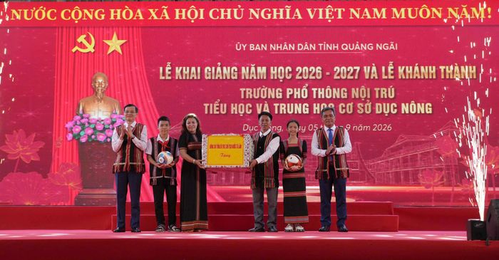  Trao quà tặng của Tổng Bí thư, Chủ tịch nước Tô Lâm cho các em học sinh ở Quảng Ngãi. Ảnh: PHÚ NHIÊU 