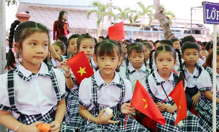  Các em học sinh tại lễ khai giảng giữa biển đảo Cù Lao Xanh. Ảnh: NGỌC OAI 