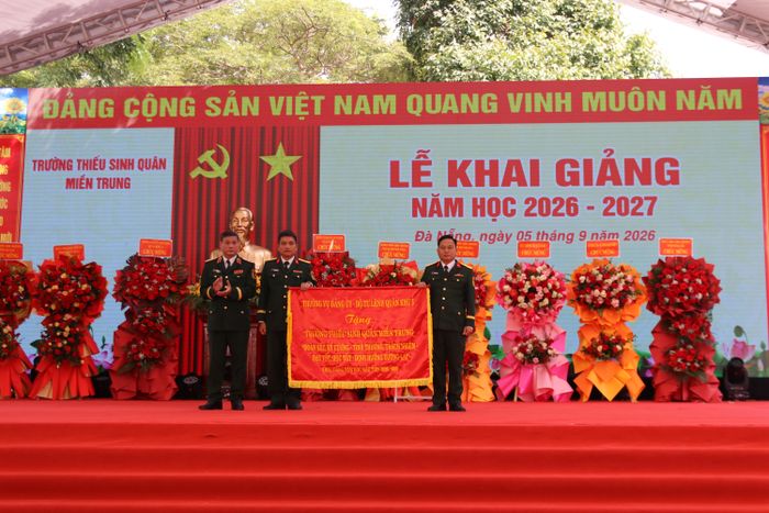  Trung tướng Lê Ngọc Hải, Tư lệnh Quân khu 5 tặng bức trướng cho Trường Thiếu sinh quân miền Trung. Ảnh: NGUYỄN CƯỜNG 