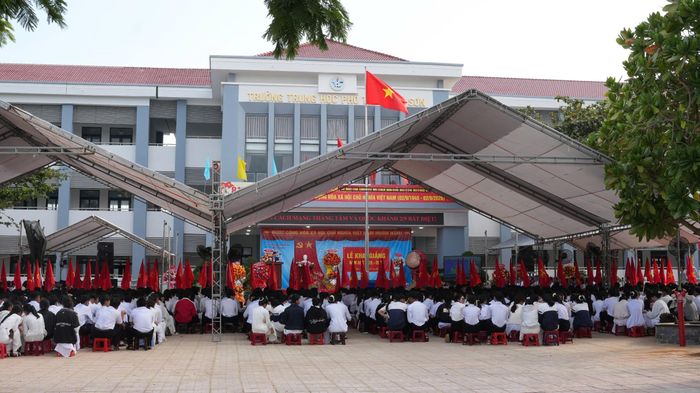  Lễ khai giảng năm học mới tại đặc khu Lý Sơn. Ảnh: ĐÌNH NHỰT 