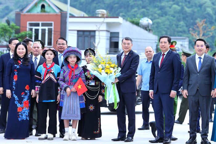 Thủ tướng Lê Minh Hưng và các đại biểu dự lễ khai giảng năm học 2026-2027 tại Lào Cai, sáng 5-9. Ảnh: VIẾT CHUNG 