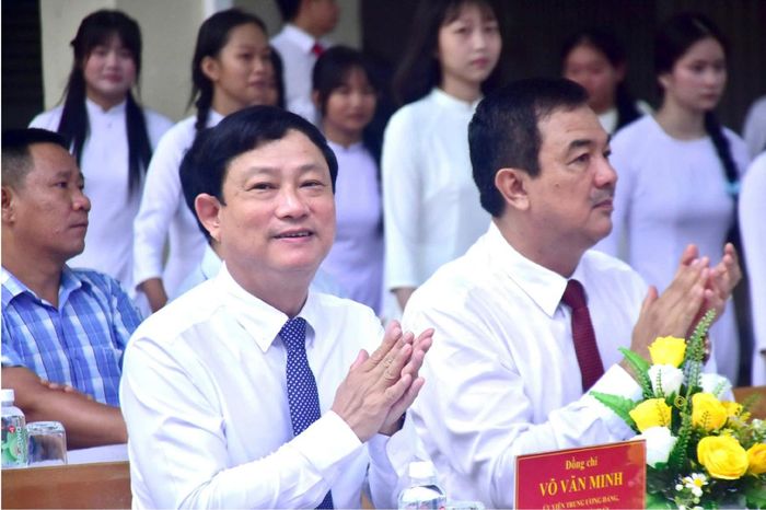  Đồng chí Võ Văn Minh, Ủy viên Trung ương Đảng, Phó Bí thư Thành ủy, Chủ tịch HĐND TPHCM dự lễ khai giảng năm học mới tại Trường THPT Trần Hưng Đạo - Bà Rịa - Vũng Tàu (phường Tân Hải, TPHCM). Ảnh: NGUYỄN NAM 