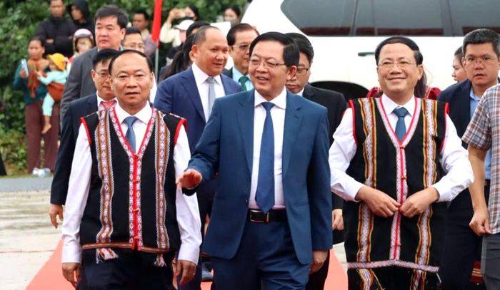  Phó Thủ tướng Hồ Quốc Dũng dự lễ khai giảng tại Trường Phổ thông nội trú liên cấp Tiểu học - THCS xã Ia Púch. Ảnh: HỮU PHÚC 