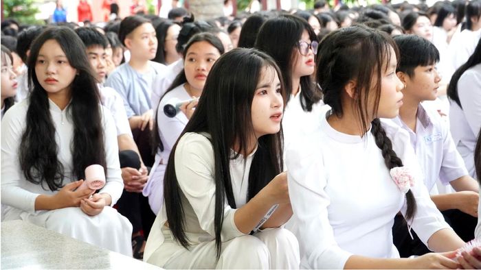  Bước vào năm học mới với 41 lớp, hơn 1.800 học sinh cùng 100% giáo viên đạt chuẩn, Trường THPT Trần Hưng Đạo - Bà Rịa - Vũng Tàu sẽ tập trung đẩy mạnh ứng dụng trí tuệ nhân tạo (AI) và chuyển đổi số trong quản lý, giảng dạy. Ảnh: NGUYỄN NAM 