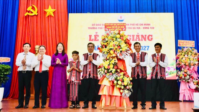  Thành ủy-HĐND-UBND-UBMTTQ Việt Nam TPHCM tặng hoa chúc mừng năm học mới tại Trường Phổ thông dân tộc nội trú Bà Rịa - Vũng Tàu 