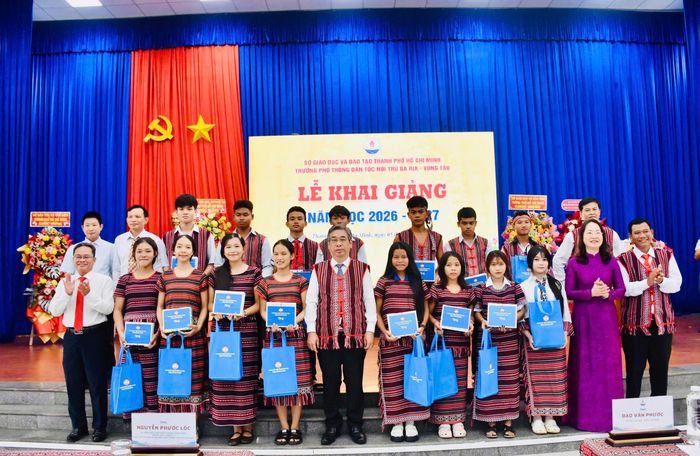  Đồng chí Nguyễn Phước Lộc trao học bổng cho các em học sinh 