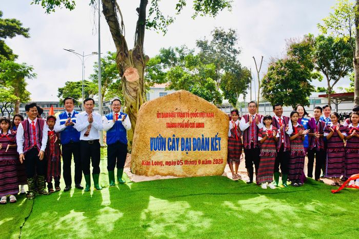  Ủy ban MTTQ Việt Nam TPHCM trao tặng công trình “Vườn cây đại đoàn kết” cho Trường Phổ thông dân tộc nội trú Bà Rịa - Vũng Tàu 