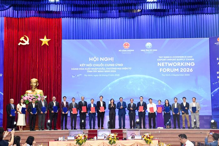  Lãnh đạo Bộ Công thương, tỉnh Tây Ninh chứng kiến các đơn vị thực hiện nghi thức trao biên bản ghi nhớ, hợp đồng hợp tác 