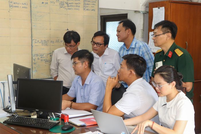  Đoàn làm việc với Phòng điều độ cảng cá Cát Lở. Ảnh: THÀNH HUY 