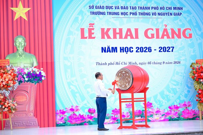  Thầy Nguyễn Tùng Giang, Hiệu trưởng Trường THPT Võ Nguyên Giáp đánh trống khai giảng năm học mới 