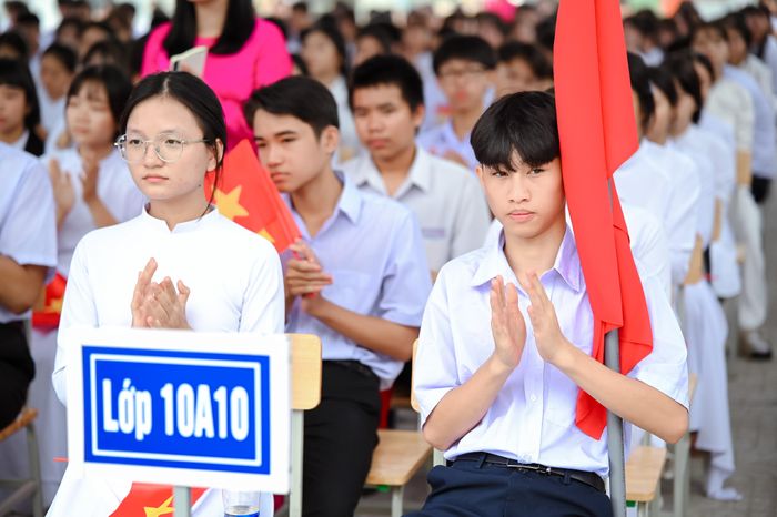  Học sinh Trường THPT Võ Nguyên Giáp phấn khởi dự lễ khai giảng đầu tiên ở ngôi trường vinh dự mang tên Đại tướng Võ Nguyên Giáp. 