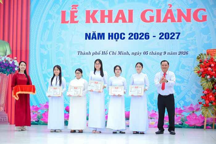  Lãnh đạo nhà trường khen thưởng 5 học sinh đạt điểm số cao trong kỳ thi tuyển sinh lớp 10 năm học 2026-2027. 