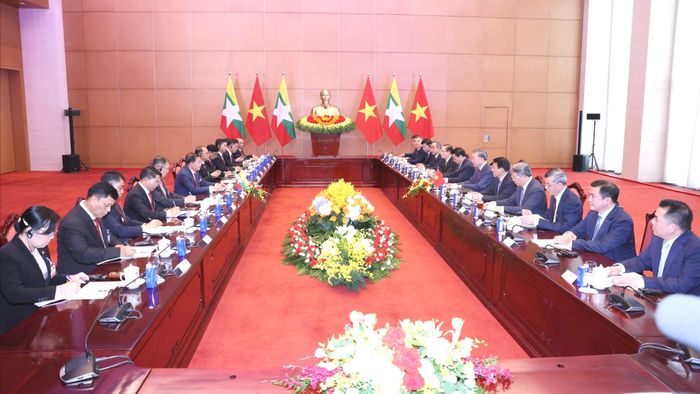 Tổng Bí thư, Chủ tịch nước Tô Lâm và Tổng thống Myanmar Min Aung Hlaing cùng đoàn đại biểu cấp cao hai nước tiến hành hội đàm. Ảnh: QUANG PHÚC