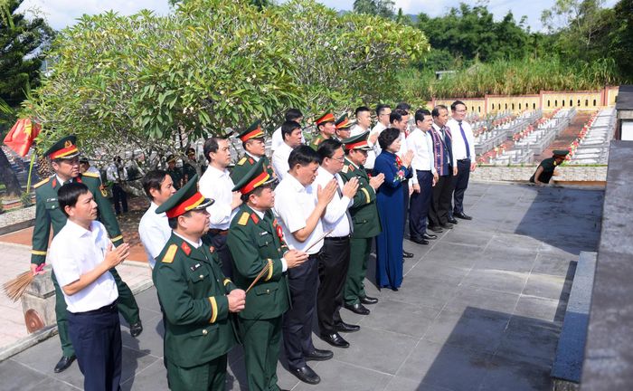  Phó Thủ tướng Phạm Thị Thanh Trà tri ân các anh hùng liệt sĩ tại Nghĩa trang liệt sĩ A Lưới 