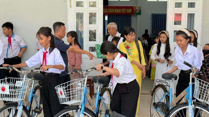  50 chiếc xe đạp được trao đến các em học sinh có hoàn cảnh khó khăn 