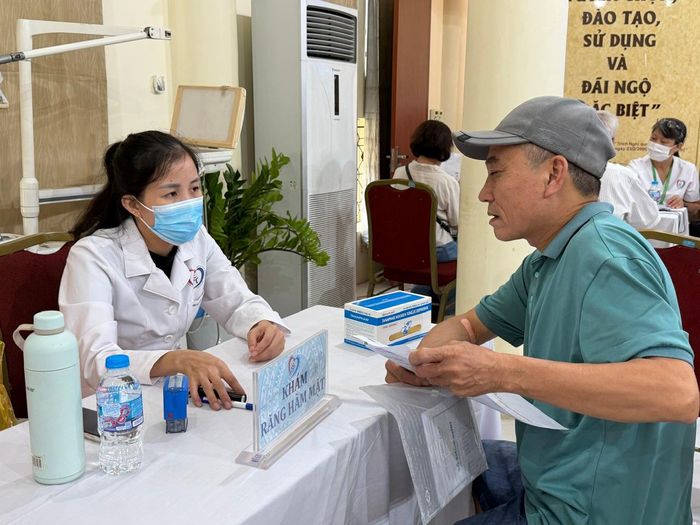  Người tham gia BHYT được hưởng quyền lợi khám, chữa bệnh theo quy định. Ảnh: NGỌC DUNG 