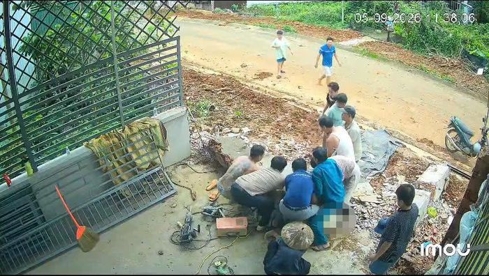  Do trụ cổng lớn đè lên, phải rất vất vả nhiều người mới đưa nạn nhân ra khỏi hiện trường 