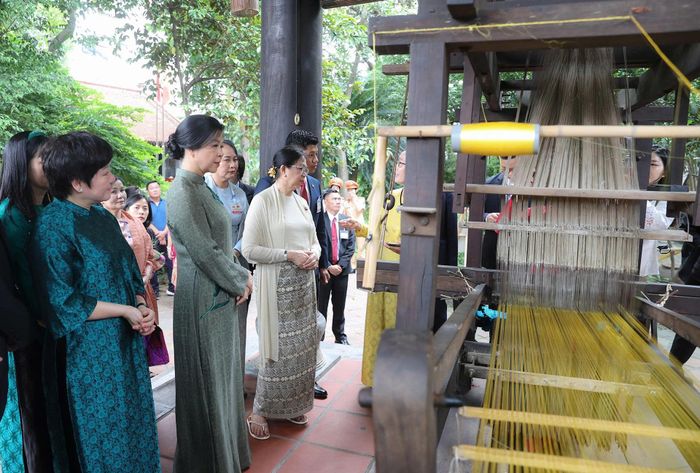  Phu nhân Tổng Bí thư, Chủ tịch nước Tô Lâm và Phu nhân Tổng thống Myanmar Min Aung Hlaing thăm cơ sở dệt lụa. Ảnh: VIẾT CHUNG 
