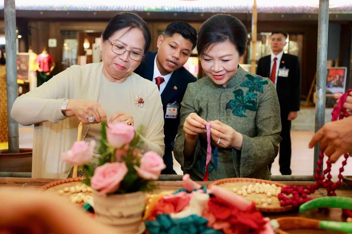  Phu nhân Tổng Bí thư, Chủ tịch nước Tô Lâm và Phu nhân Tổng thống Myanmar Min Aung Hlaing trải nghiệm xâu vòng lụa. Ảnh: VIẾT CHUNG 
