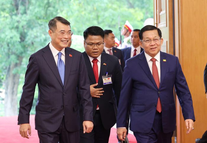 Thủ tướng Lê Minh Hưng và Tổng thống Myanmar Min Aung Hlaing, chiều 5-9. Ảnh: QUANG PHÚC