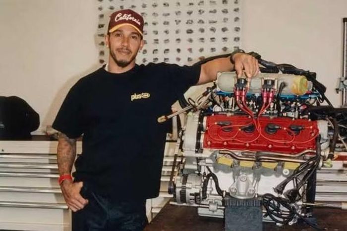 Dù bản thân Hamilton không xa lạ với những mẫu siêu xe, từng sở hữu một số chiếc như Ferrari LaFerrari và Pagani Zonda 760 LH nhưng có vẻ như anh đã không còn hứng thú với việc sưu tầm xế hộp. Những thông tin gần đây cho biết anh đã bán toàn bộ bộ sưu tập siêu xe của mình.
