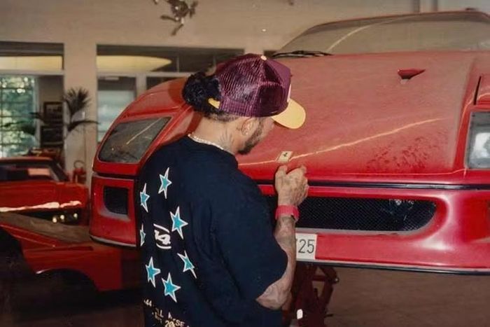 Mặc dù Hamilton đã đầu quân cho đội đua Ferrari F1 trong gần 2 năm, việc tìm được một chiếc xe F40 hoàn hảo lại là một thử thách không nhỏ. Thử thách đó cuối cùng đã hoàn thành khi tay đua người Anh mới đây đã chính thức khoe chiếc Ferrari F40 của mình trên mạng xã hội.