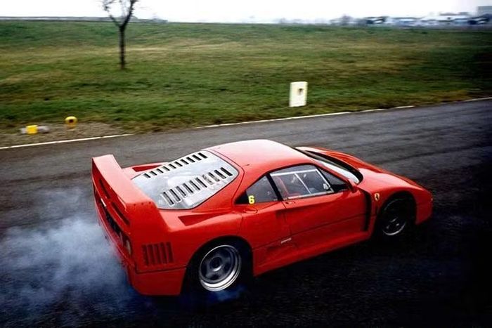 Theo Hamilton, chiếc siêu xe Ferrari F40 mà anh sở hữu có phần giống một chiếc xe được tìm thấy trong nhà kho. Chiếc xe này đã bị bỏ không trong gara trong thời gian suốt hơn 30 năm.