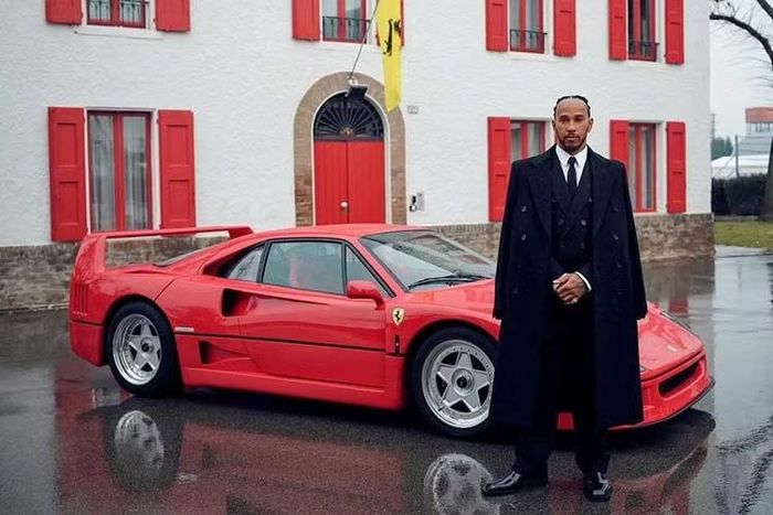 Hamilton hé lộ sẽ đăng một đoạn video giới thiệu đầy đủ về chiếc Ferrari F40 của mình lên YouTube. Tay đua F1 này đã bắt đầu khám phá văn hóa xe hơi thông qua kênh YouTube của mình. “Đây là chiếc xe trong mơ của tôi”, Hamilton viết. “Xin gửi lời cảm ơn đến tất cả những người đã góp phần vào dự án này. Đây thực sự là giấc mơ đã trở thành hiện thực”.