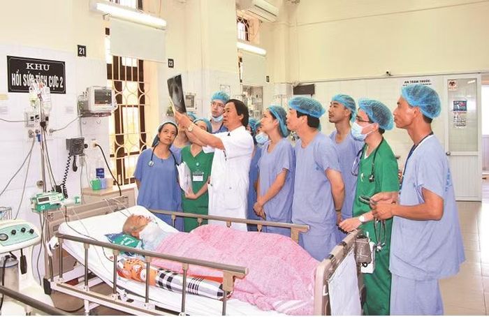 GS.TS. Nguyễn Lân Việt thăm khám cho người bệnh và chỉ bảo cho các học trò của mình. Nguồn: SKĐS.