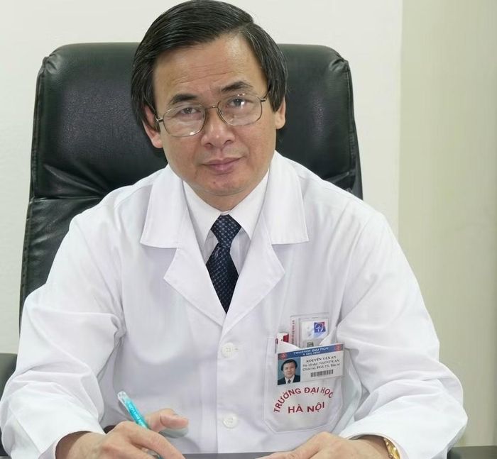 AHLĐ.GS.TS.NGND Nguyễn Lân Việt.