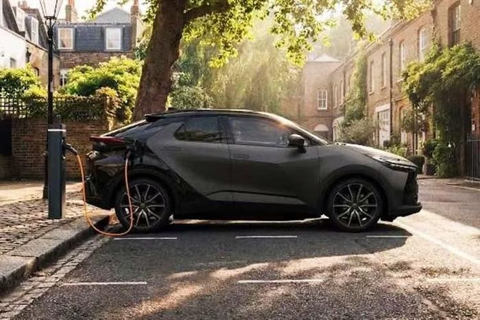 Toyota đã bắt đầu nhận đơn đặt hàng cho C-HR 2027 tại nhiều thị trường châu Âu, nhưng mức giá bán vẫn chưa được công bố. Bên cạnh những bổ sung dành cho phiên bản GR Sport cao cấp nhất, danh mục sản phẩm của dòng SUV cỡ B này còn được đơn giản hóa. Thế hệ thứ hai của Toyota C-HR ra mắt vào năm 2023 và vẫn chưa trải qua đợt nâng cấp giữa vòng đời.
