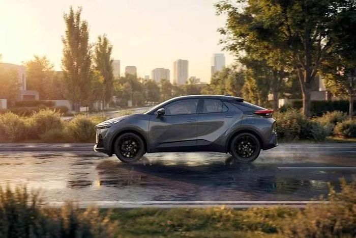 Nhân dịp kỷ niệm 10 năm, Toyota C-HR GR Sport 2027 ra mắt với màu sơn xám nhám Onyx Grey mới, kết hợp với các chi tiết màu đen trên cản trước, nóc xe và toàn bộ phần đuôi phía sau.