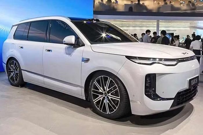 Đáng chú ý, cả hai phiên bản PHEV và EV đều sử dụng pin Blade thế hệ thứ hai. Tuy nhiên, BYD hiện vẫn đối mặt với những hạn chế về năng lực sản xuất loại pin này. Tại Trung Quốc, BYD Sealion 08 có giá từ 229.900 đến 279.900 nhân dân tệ, (tương đương khoảng 892 triệu - 1,086 tỉ đồng).