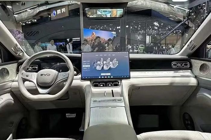 Khoang cabin của BYD Sealion 08 sử dụng ngôn ngữ thiết kế Ocean Aesthetics 2.0, với tông màu be, vật liệu giả da mềm, họa tiết trang trí dạng xà cừ và hệ thống đèn nội thất có thể điều chỉnh. Xe vẫn duy trì một số nút bấm vật lý cho các chức năng thường sử dụng, bên cạnh màn hình cảm ứng trung tâm dạng nổi, bảng đồng hồ kỹ thuật số và vô lăng 3 chấu tích hợp nhiều chức năng.