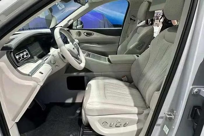 Sealion 08 PHEV có thể di chuyển tối đa 400km ở chế độ thuần điện theo chuẩn CLTC và đạt tổng quãng đường lên tới 1.650km khi pin đầy và bình nhiên liệu đầy. Mức tiêu thụ nhiên liệu được công bố ở mức 4,6 lít/100km khi pin gần cạn.