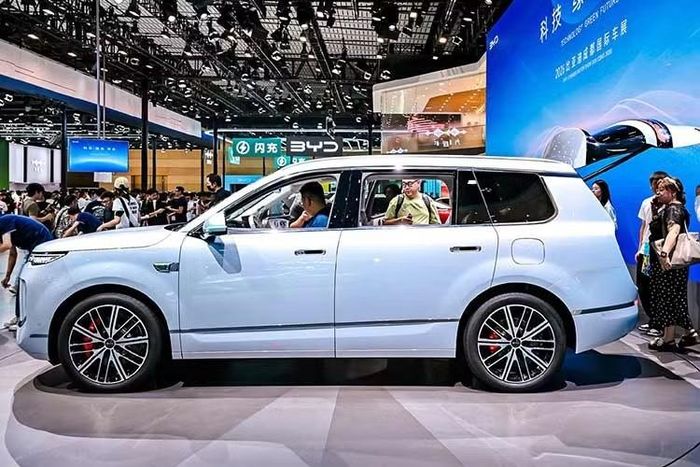 Về ngoại hình, xe sở hữu cụm đèn pha tách rời, dải LED kéo dài toàn chiều rộng đầu xe và cảm biến lidar đặt trên nóc, hỗ trợ các tính năng lái xe thông minh. Tất cả phiên bản đều được trang bị hệ thống hỗ trợ lái xe thông minh God's Eye B, bao gồm nền tảng God's Eye 5.0. BYD cho biết hệ thống cung cấp các tính năng như hỗ trợ đỗ xe tự động và hỗ trợ điều hướng trong đô thị.