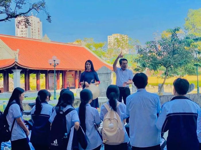 Thầy Trần Trung Hiếu giảng cho các học sinh tại Bảo tàng Xô Viết - Nghệ Tĩnh. Ảnh: NVCC.