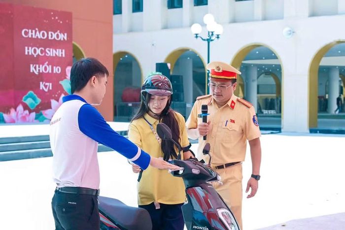 Lực lượng Cảnh sát giao thông và Công an cơ sở cũng tăng cường tuyên truyền, nhắc nhở người dân chấp hành các quy định về trật tự, an toàn giao thông.