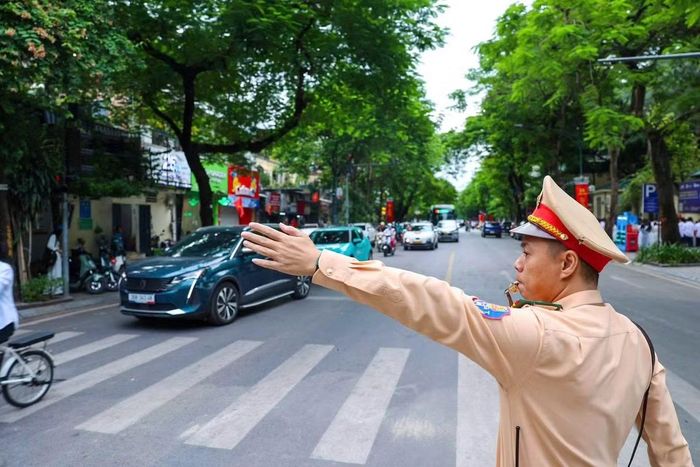 Cán bộ, chiến sĩ trực tiếp phân luồng, hướng dẫn phương tiện, chủ động xử lý các tình huống phát sinh, hạn chế nguy cơ ùn ứ trong thời điểm phụ huynh đưa học sinh đến trường.