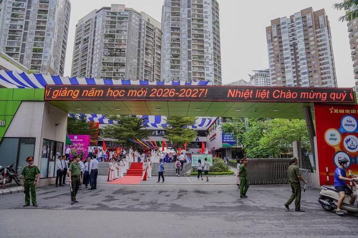 Tại các khu vực cổng trường, lực lượng chức năng tập trung hướng dẫn phương tiện di chuyển, dừng, đỗ đúng quy định, tránh tình trạng phụ huynh dừng xe ngay trước cổng trường làm cản trở dòng phương tiện.
