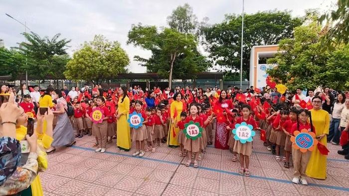 Những học sinh lớp 1 háo hức trong ngày đầu tiên chính thức bước vào môi trường tiểu học.