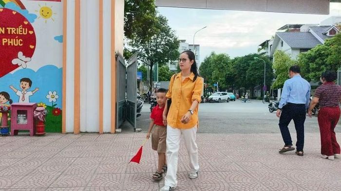 Những khoảnh khắc bỡ ngỡ, háo hức của học sinh trong ngày đầu năm học mới.