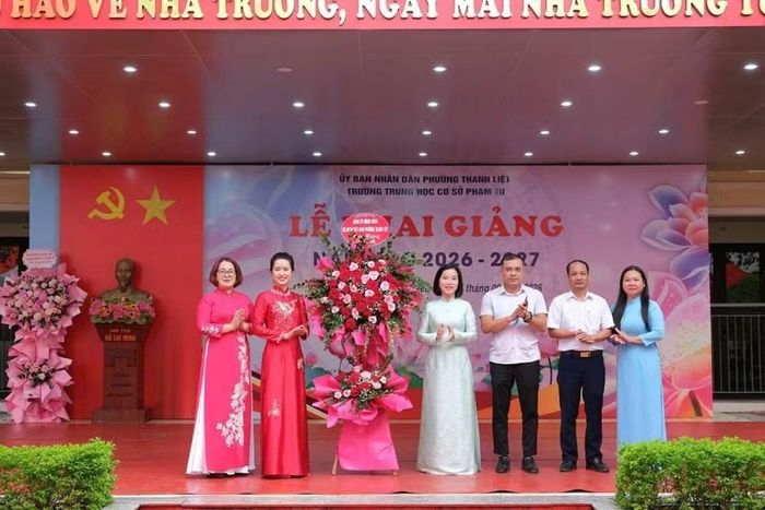 Những bó hoa tươi thắm thay lời chúc mừng, gửi gắm kỳ vọng về một năm học mới nhiều thành công tới Ban Giám hiệu nhà trường.