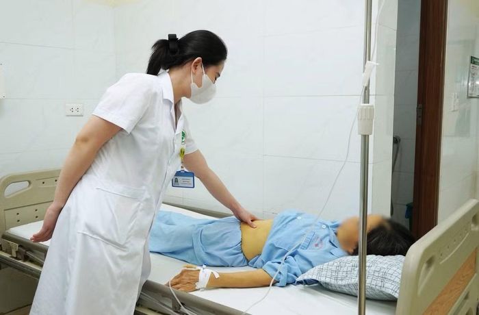 Bác sĩ thăm khám cho bệnh nhân - Ảnh BVCC