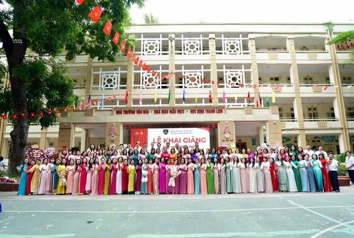 Ban Giám hiệu và gần 100 giáo viên trường THCS Kim Liên chụp ảnh kỉ niệm trước khi ngôi trường cũ bị dỡ bỏ để thay thế bằng cơ sở vật chất mới khang trang hơn trong tương lai.