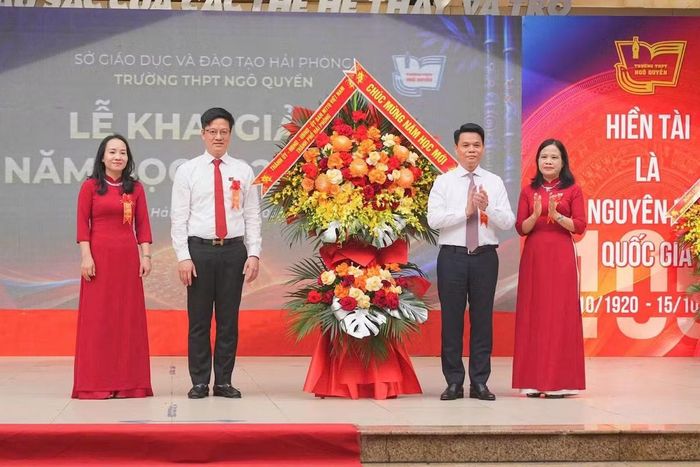 Bí thư Thành ủy Hải Phòng Lê Ngọc Châu tặng hoa chúc mừng nhà trường.