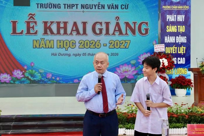 Chủ tịch UBND thành phố Hải Phòng Đỗ Thành Trung giao lưu cùng học sinh Trường THPT Nguyễn Văn Cừ.